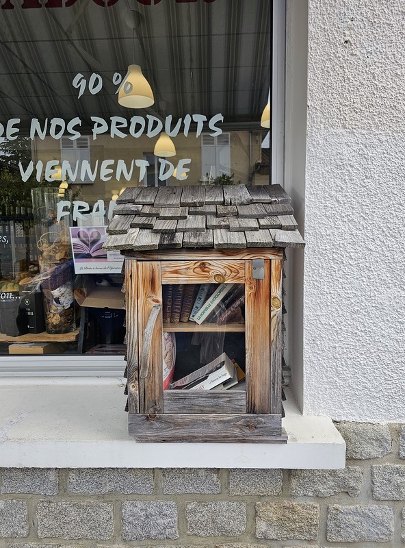 Une boite à livres à Oradour-sur-Glane (87)