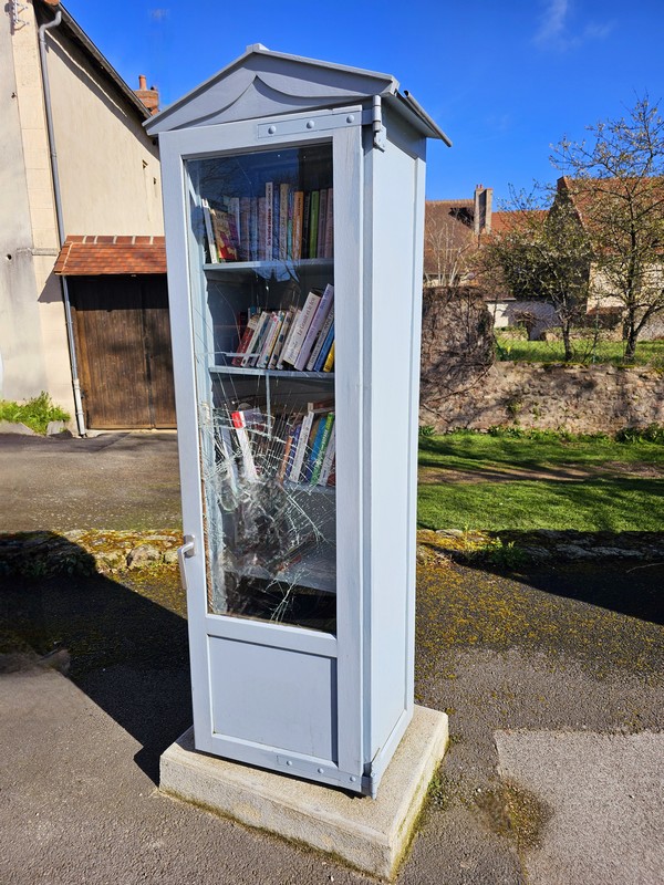 Une boite à livres à Montmarault&nbsp;(03)